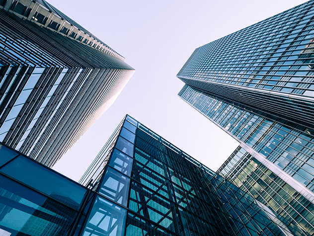 moderne Gebäude in Großstädten, Reflektion eines beleuchteten Bürogebäudes in einem Glasbüro